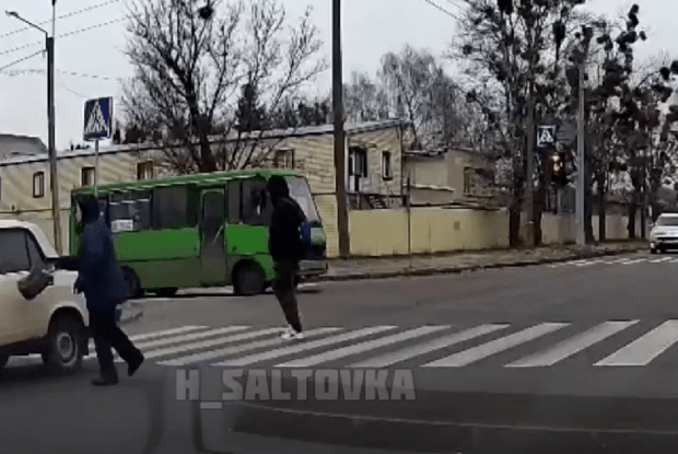 Пішохід оригінально «провчила» порушника ПДР: відео «підірвало» мережу