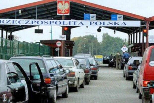 Пояснили, в яких випадках багатодітних батьків, студентів та опікунів можуть не пропустити за кордон