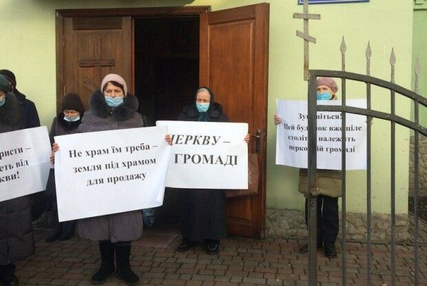 У Рівному територію церкви закрили ланцюгами та замками. Триває конфлікт