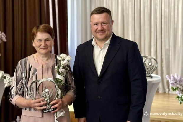 У громаді на Волині започаткували нову традицію: особливу відзнаку вручили батькам видатних уродженців міста