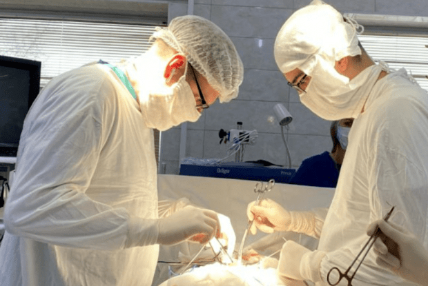 Волинські лікарі видалили чоловіку величезний камінь із сечового міхура (Фото)