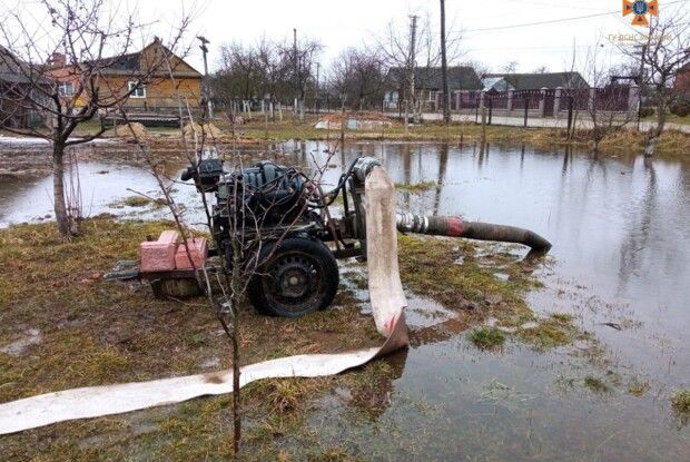 На Камінь-Каширщині затоплює обійстя, рятувальники відкачують воду