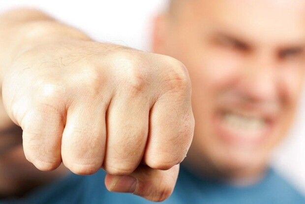 Захищав жінку, але перестарався