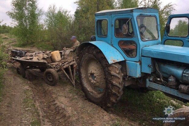 Поліцейські забрали у рівненських старателів техніку та бурштин