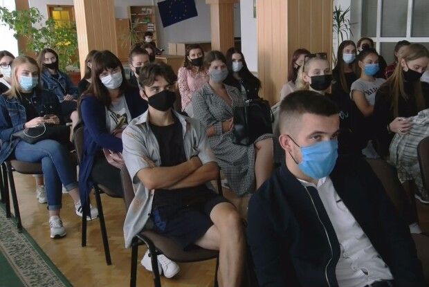 Нам доведеться з цим вірусом жити (Відео)