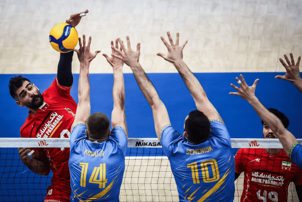 Фортуна відвернулась: українці, двічі виграючи по партіях, поступилися волейболістам Ірану
