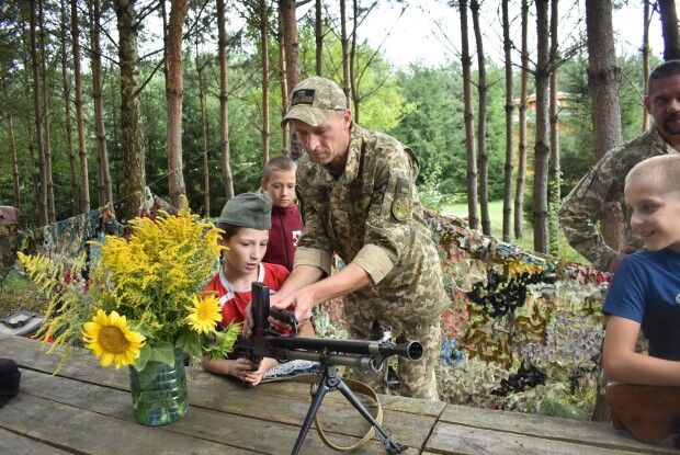 Юні ковельчани обіймали 350-літнього дуба, вдихали запах свободи і знайомилися з акторами - героями фільму (Фото)