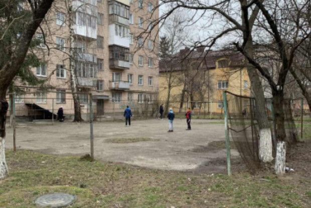 Лучани вимагають від міськради спортмайданчик на Коперника