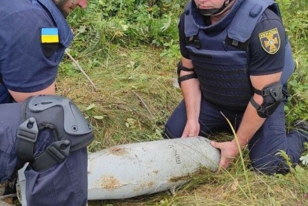 Дубенчанин знайшов у лісі величезну бомбу, яка була в бойовому стані (Фото) 