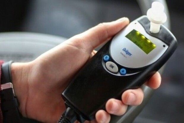 На Волині п'яний водій у комендантську годину ледве не збив поліцейських