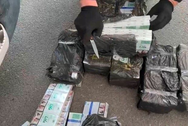 На українсько-польському кордоні у вантажівці волинянина виявили схованку з сигаретами (Відео)