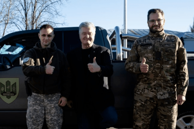 «Завтра стане на бойове чергування»: Порошенко передав потужний пікап у батальйон, який вирушає на передову (Фото, відео)