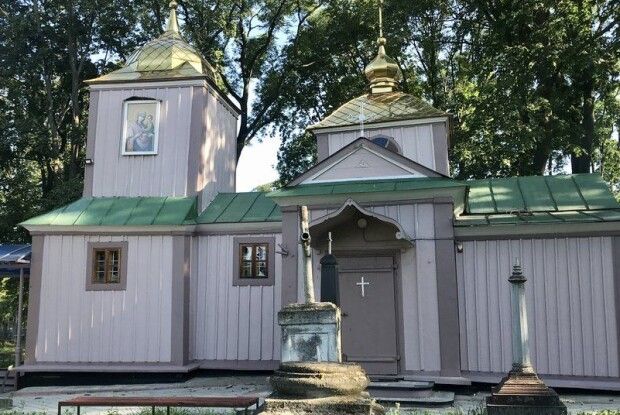 У Рівному побили вікна у церкві й пошкодили хрести на цвинтарі (Оновлено, фото)