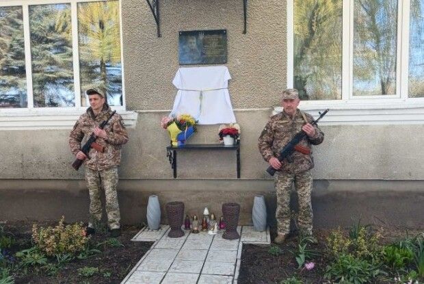 На фасаді школи на Волині відкрили меморіальну дошку на честь Героя-земляка