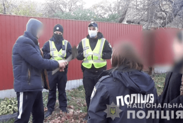 Чоловік сокирою ледь не вбив багатодітну матір: момент потрапив на камеру (Відео 18+)