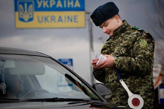 Окремим категоріям чоловіків можуть дозволити виїжджати за кордон, триває дискусія, – Арестович