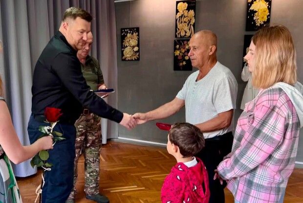 У місті на Волині родинам полеглих Захисників вручили державні нагороди