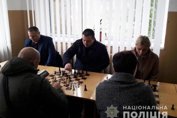 У Луцьку коні СБУ втерли носа слонам Нацполіції