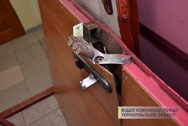 Тернополянка упіймала злодія, який заліз у сусідську квартиру