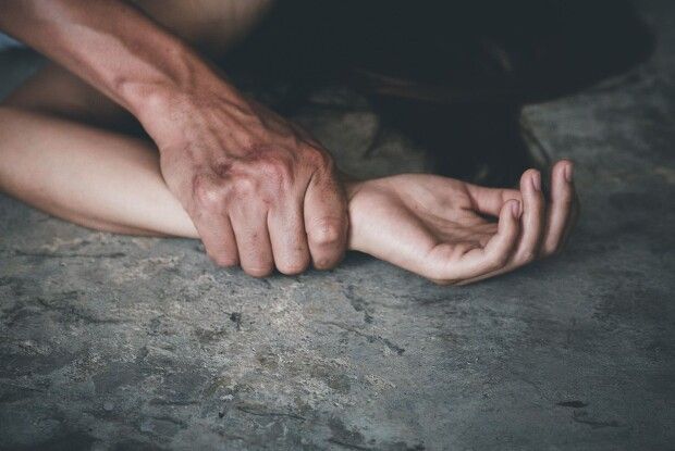 Волинянин побив і кілька разів зґвалтував знайому