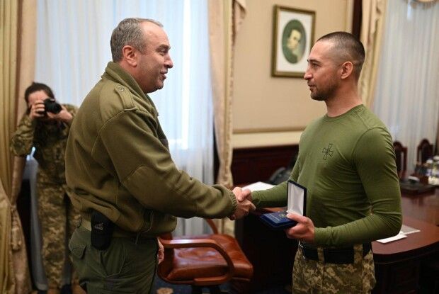 Автора фрази, який вказав напрям російському кораблю, звільнили з полону та вручили нагороду 