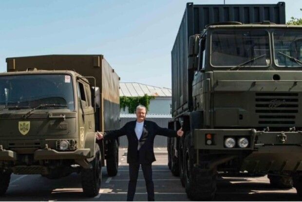 Порошенко везе на фронт вантажівку Foden, яка піднімає 18 тонн – тягатиме снаряди і бронетехніку (Фото, відео)