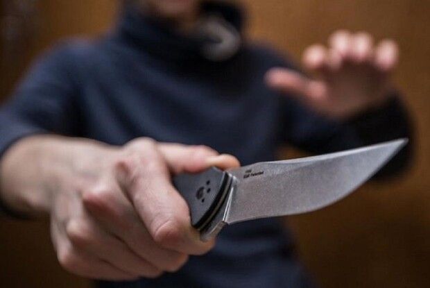 Грабіжник у Рівному поранив ножем у шию працівницю кредитної спілки