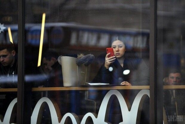 Швейцарець за чотири дні заробляє на iPhone 12 Pro – українцю треба «ішачити» чотири місяці