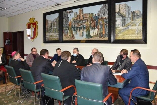 У Луцьку виступили проти підручника, який пропагує одностатеві шлюби