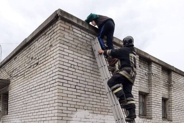 Бійцям ДСНС довелося рятувати 13-річного парубка: видерся на дах, а злізти – боявся