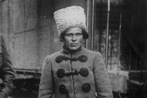 Внучатий племінник Махна дав згоду на повернення праху предка в Україну