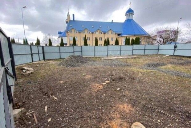 Навіщо будувати церкву, коли можна продати землю за $45 тисяч (Фото)