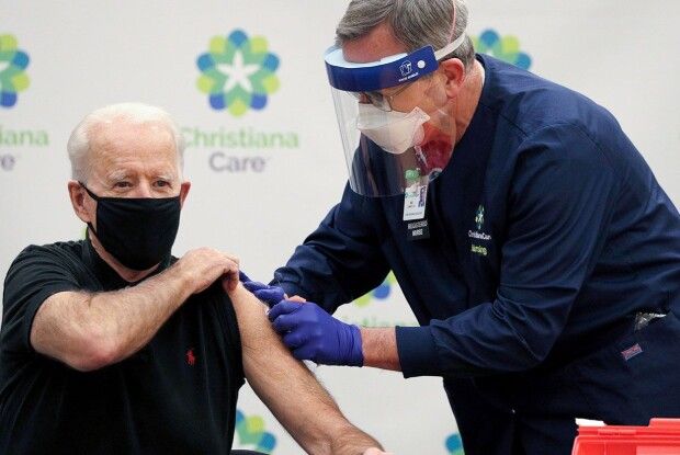 Першими від COVID‑19 щеплять Президента і прем’єра