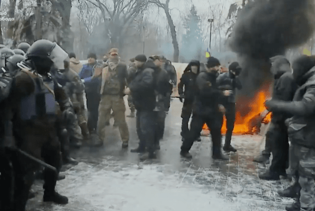 Під Верховною Радою спалили прапор Росії, палають шини. Почалися сутички