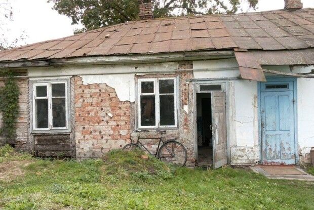 На Рівненщині сироті виділили хату з дірами у стінах (Фото, відео)