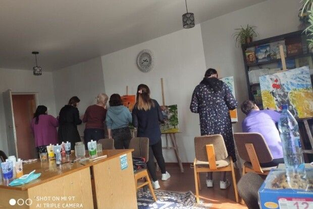 У громаді на Волині для дружин та матерів полеглих Героїв влаштували майстер-клас із живопису