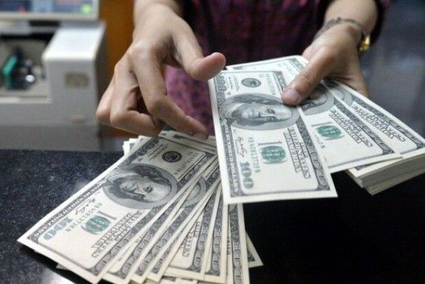 Заробітчани у 2020 році переказали до України рекордну суму грошей