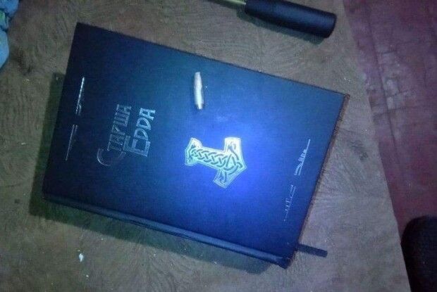 Книга зупинила ворожу кулю: рукопис врятував життя військовому (фото)