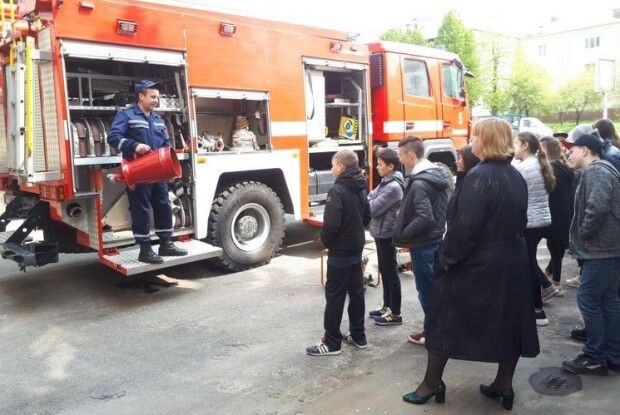 У Нововолинську на екскурсію до рятувальників завітали старшокласники