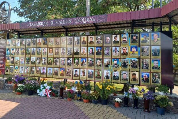 У громаді на Волині невідомі вкрали квіти біля Стенду загиблих Героїв