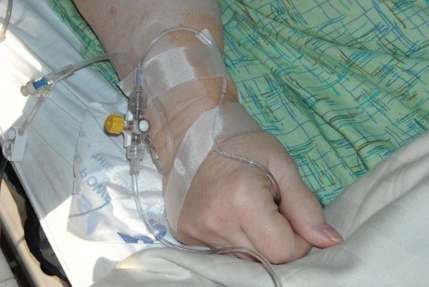 Через немиті яблука жінка потрапила у реанімацію