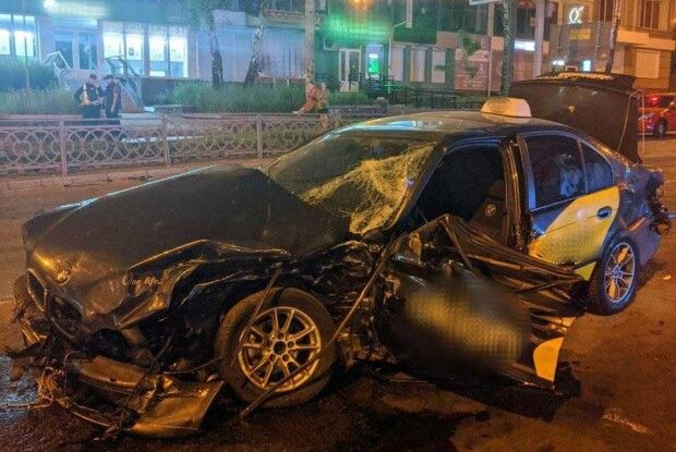 У Рівному позашляховик влетів у таксі, є потерпілі (Фото)