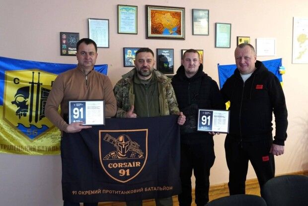 На Волині громада разом із волонтерами передала авто на фронт