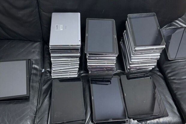 У лучанина виявили понад 120 незадекларованих планшетів