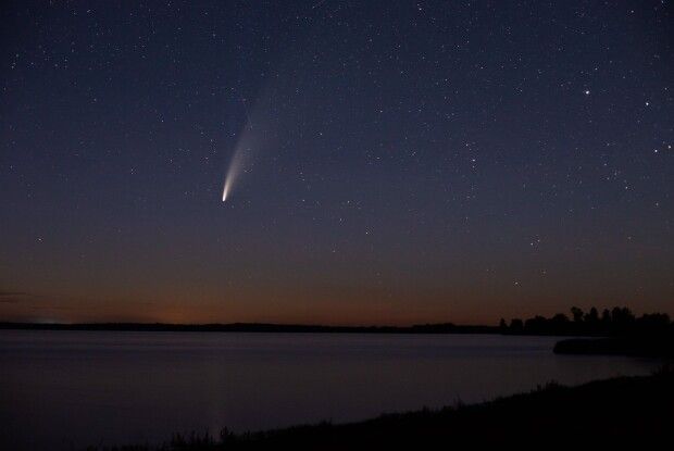 Комета Neowise пролетіла над Старовижівщиною: фотограф зафіксував її у нічному небі в Кримному