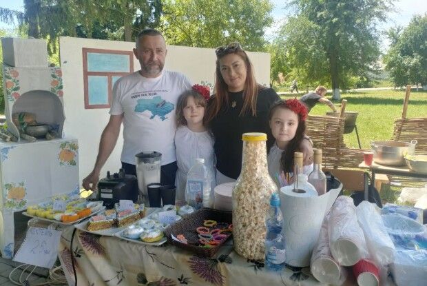 У Луцькому районі співами та смачним частуванням зібрали майже 30 тисяч гривень на ЗСУ