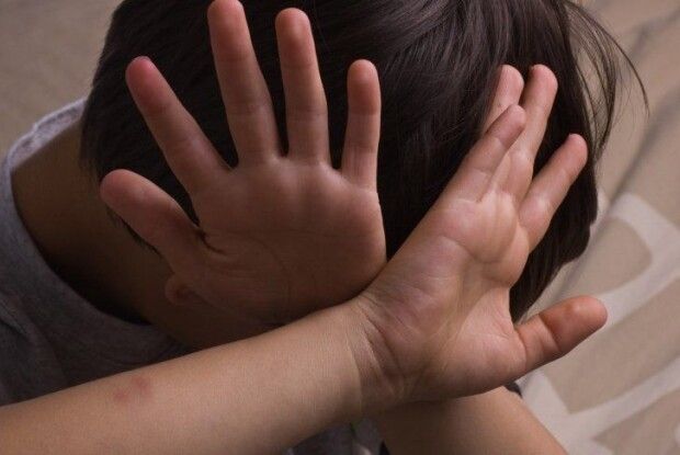 Старшокласники зняли одяг і білизну з хлопчика й змусили дівчинку на це дивитися: подробиці