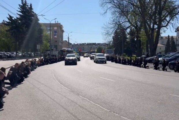 У Луцьку поліцейські навколішки зустріли загиблого колегу і його побратимів (Відео)
