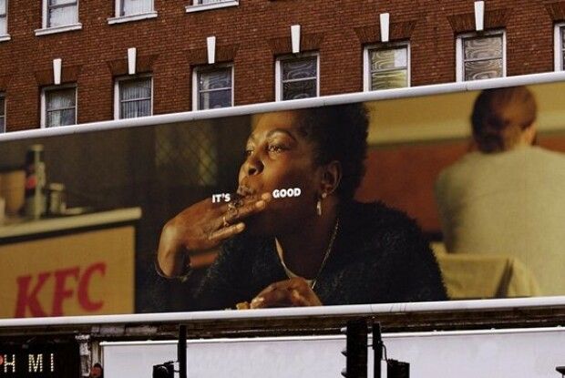 Облизувати пальці тепер ще більш небезпечно: KFC прибрала білборди