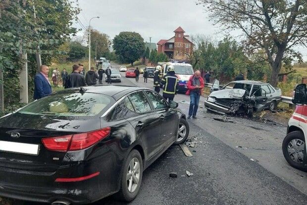 Унаслідок ДТП у Рівному в легковику заблокувало водія (Фото)